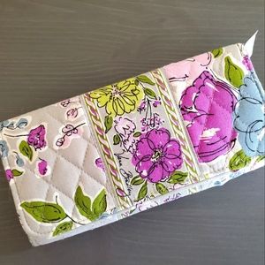 Vera Bradley tri-fold wallet in gray floral- magnetic close